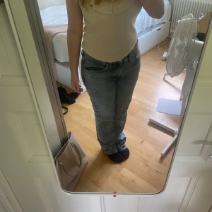 Jeans  - Jag säljer mina nycklar från H&M då dom nu är förstora. Inte använd många gånger gånger.  Dom är i 32 (köpt på killavdelning) skulle tro storlek L. Jag är 163 cm och dom är lite för långa. 