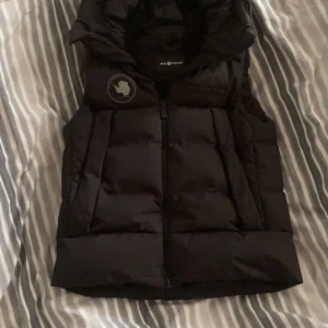 Sail racing väst - Säljer nu min Sail racing väst eftersom jag har tröttnat på den. Kan funka nu till sommaren. Använd i gott skick. Perfekt till våren, hösten och vintern. Kan gå med på byten. Priset är redan prutat o klart. Först till kvarn eller den som betalar mest