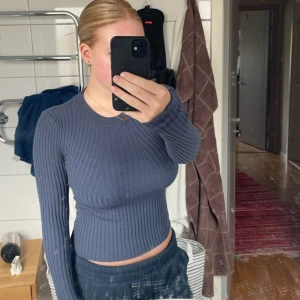 Söt tjocktröja  - Tajt tjocktröja från Nelly, sjukt skönt material och jätte söt, använd 1 gång 
