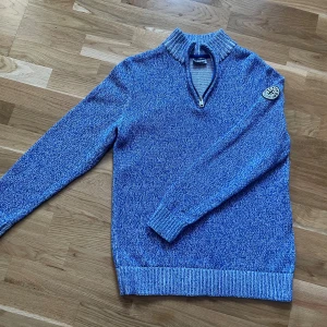 Stickad kofta - Blå stickad halvzip tröja säljs i jättebra skick