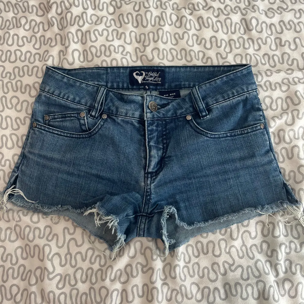 Super fina lågmidjade jeans shorts ifrån bik bok💗använda men i bra skick. . Shorts.