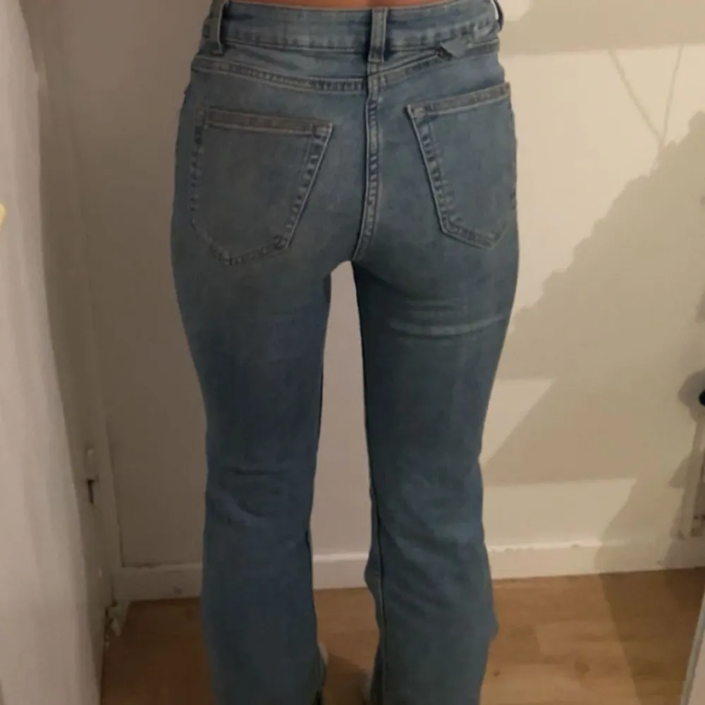 Dessa jeans är super snygga men kommer tyvärr inte till användning. Storlek 36 (XS) 38 (S). Använda ett par gånger. Vid frågor kontakta privat.. Jeans & Byxor.