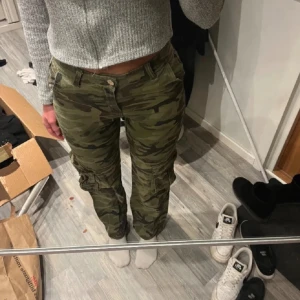 Camouflage cargobyxor - Superfina, raka i benen men för små för mig 