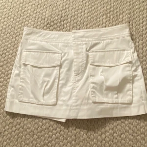 Vit kjol/shorts - Super söt skort! Från zara något år tillbaka så finns ej längre. Jättefint skick. Sitter lågmidjat på xs/s. 