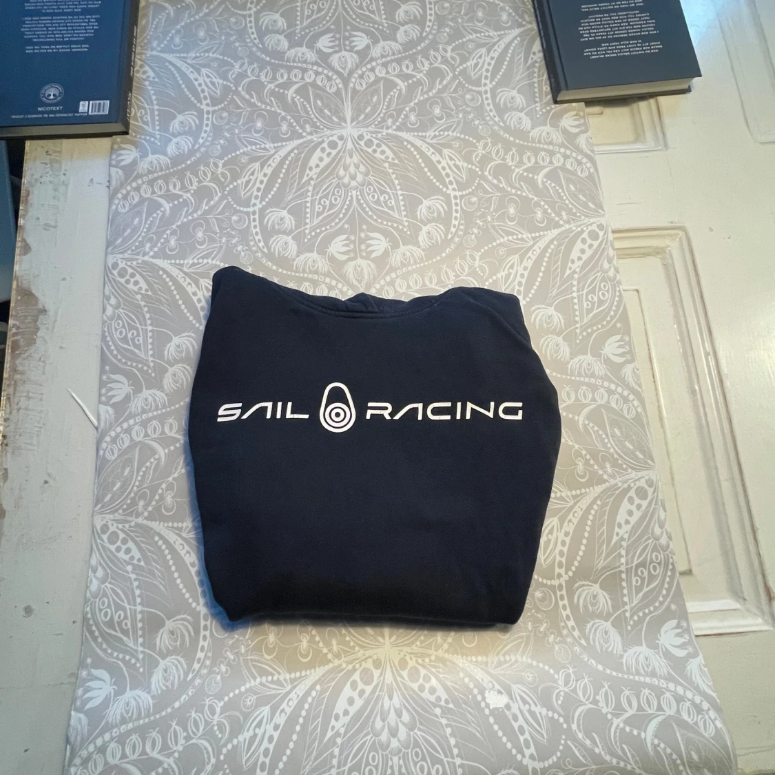 Mörkblå hoodie från Sail Racing - 90