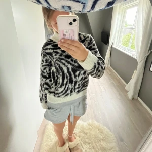 leopard tröja - skitsnygg leopard tröja från hm. storlek xs. använd med inga defekter❤️