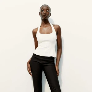 Zara topp - Säljer min fina Zara topp i vitt💕 Använd en gång då den är för stor, inga defekter!! Skriv för fler bilder eller frågor💕