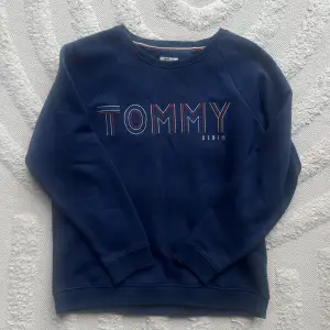 Tjocktröja från Tommy Jeans i marinblå färg. Är i storlek M och i superbra skick! 
