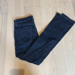 Tja säljer dessa Tommy jeans dessa är i storlek 30/32  riktigt snygga till bra pris ny pris 999 mitt pris 339