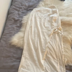 vit kjol - säljer den för endast 25kr