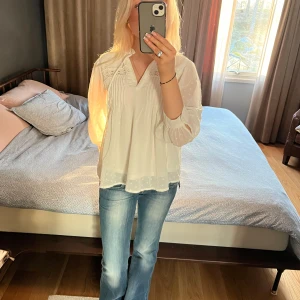 En mycket fin blus ifrån only  - En fin blus i mycket bra skick då den inte kommit så mycket till användning, inte min stil, köpt på plick 