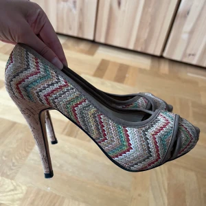 Pumps  - Färgglada pumps i kork Använda 1-2 ggr  Ord. pris 499 kr/ par Mitt pris 100 kr/ par