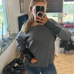 Cool tröja! - Cool tröja med skinn detaljer på armarna. Köp second hand⭐️