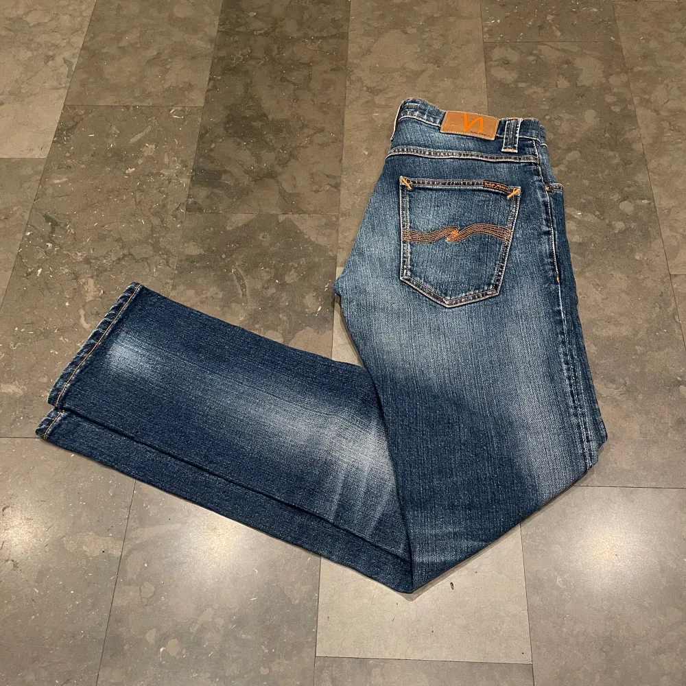 Säljer ett par riktigt snygga Nudie Jeans i modellen Grim Tim. Stl W31:L32. Helt nya bara tags som är borttagna. Nypris 1599, mitt pris 649kr! Bara höra av dig vid minsta fundering.  Mvh Monarchmaison. Jeans & Byxor.