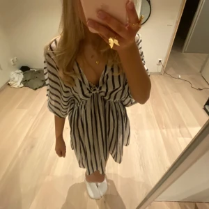 Strand klänning - Så sjukt fin strand klänning ifrån London🥰Aldrig använd, inga defekter eller skador! Så fin att ha till stranden eller bara ha en varm sommardag💗Väldigt tunn o skön🌸