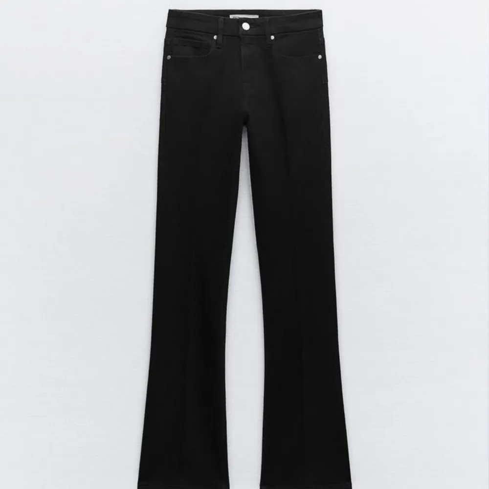 Jeans från Zara! Jätte fint skick och använts fåtals gånger då dem inte passar mig🥰. Jeans & Byxor.