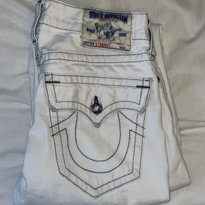 Vita True Religion Straight - Vita True Religion Byxor i Straight Fit, W32, inseam 80cm, benöppning 22cm