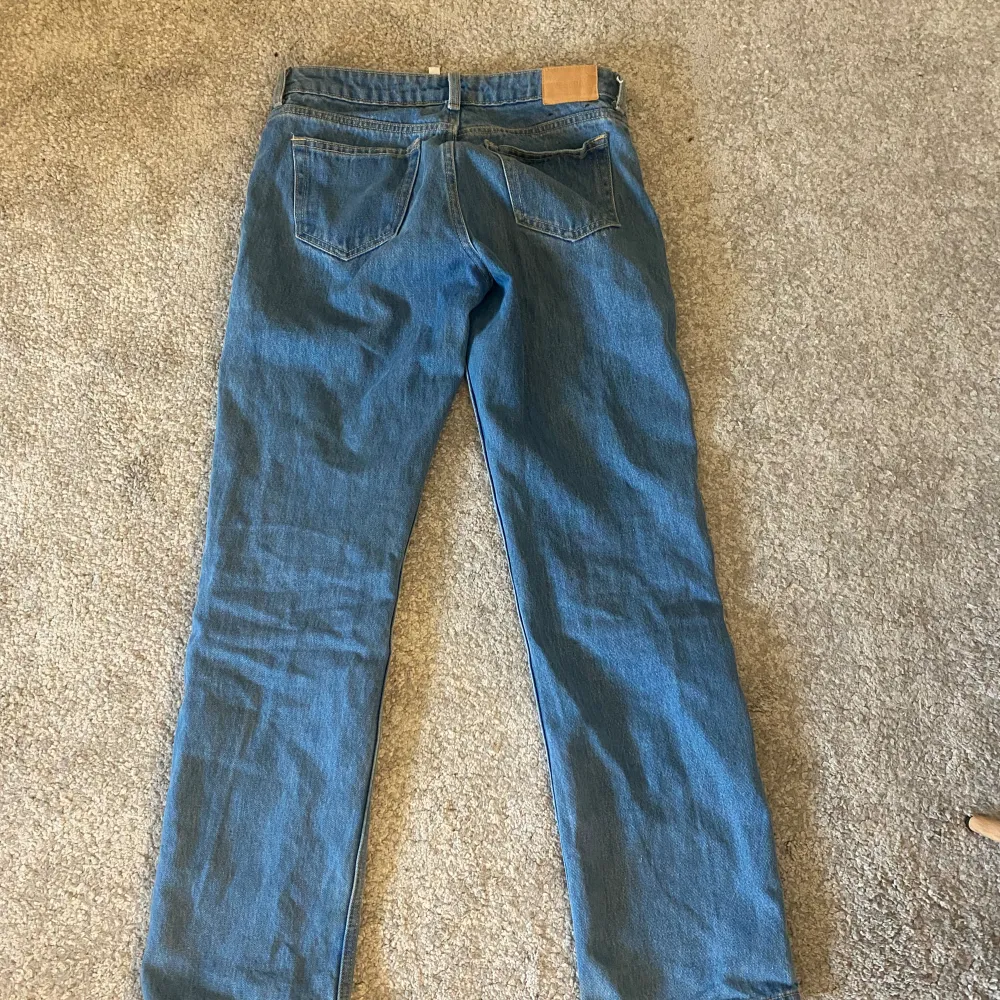 Säljer mina super fina weekday jeans som jag ej använder längre. De är i modellen arrow low straight jeans😊sista bilden är lånad🤗. Jeans & Byxor.