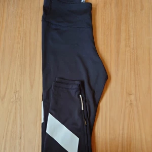 Träningsbyxor tights - Knappt använda, som nya. Strl. S  ☀️☀️ Stor garderobsrensning på gång!Spana gärna in mina övriga annonser som dyker upp i dagarna så samfraktar jag! ☀️☀️