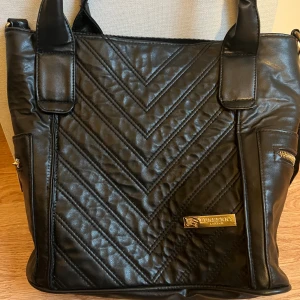 Väska  - Handväska med band som är avtagbar 