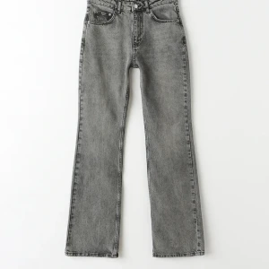 Grå midwaist jeans - Grå midwaist jeans från Gina petite, oanvända, passar s/xs, säljer då jag redan har ett par likadana🩷