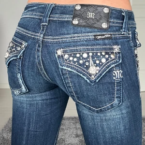 Miss me jeans - midjemått: 35cm rakt över, innerbenslängd: 80cm 💗 