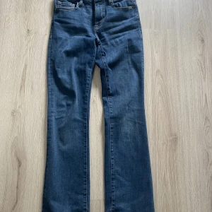 Jeans - Zara jeans som ej kommit till användning😊 stretchigt material och bra längd på mig som har 165 och s! Inga skinnyjeans utan dem är tajta i låren och går sedan ner naturligt till vaderna och fötterna💓