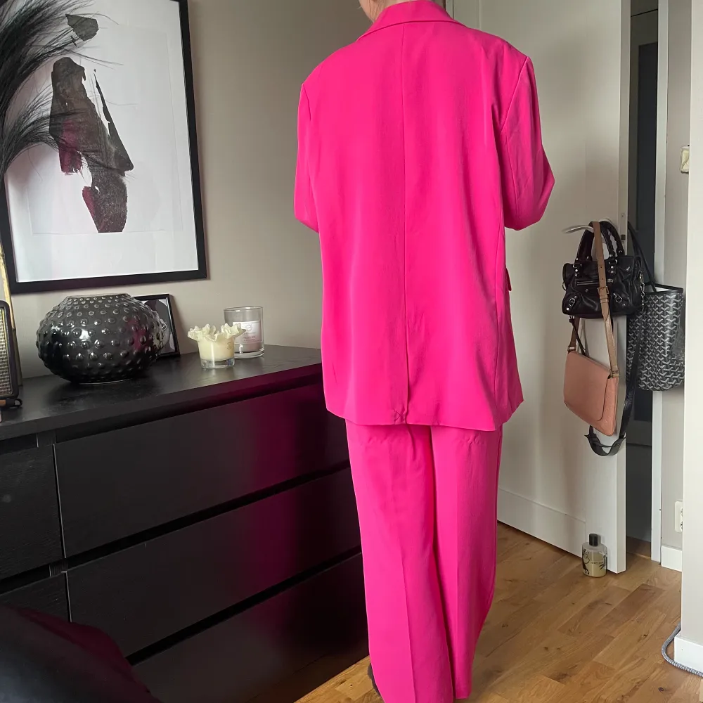 Rosa kostym från bikbok😻 kavaj i stl L/XL och byxor i stl 36🙌🏼 lappen sitter kvar på byxorna så helt nya! Kavajen är använd en gång. Kostymer.