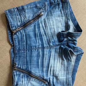 Blå shorts från Detroit i storlek 152, dem har blixtlås därfram och är sköna att ha på sig!!!💙😸 