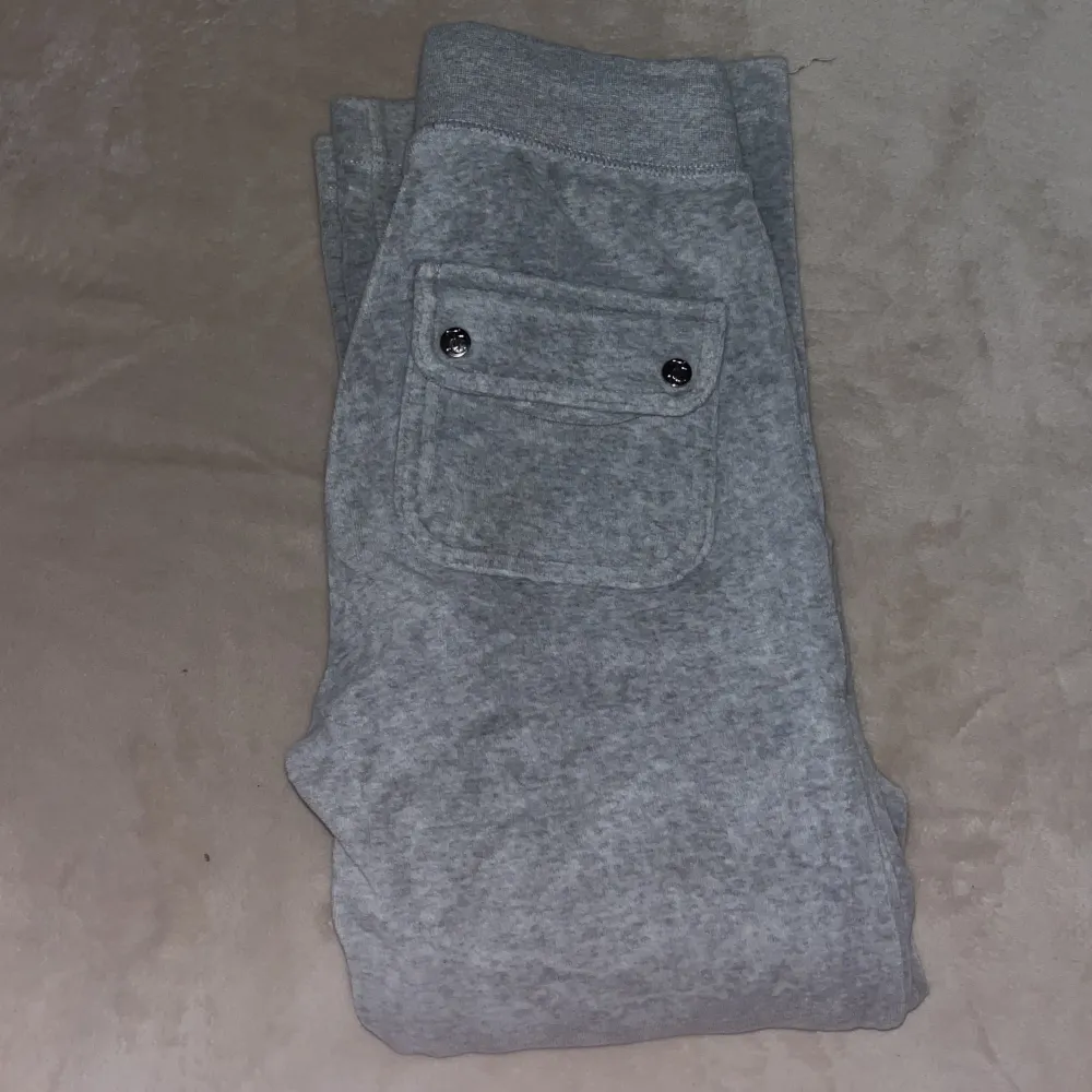 Ett par gråa juciy byxor i storlek XXS dessa byxkor är tvättade. Orginal priset på byxorna är 1100kr💕. Jeans & Byxor.