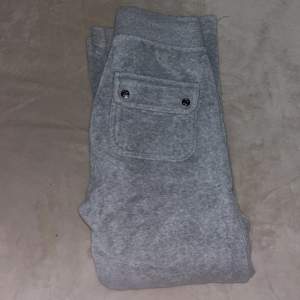 Ett par gråa juciy byxor i storlek XXS dessa byxkor är tvättade. Orginal priset på byxorna är 1100kr💕