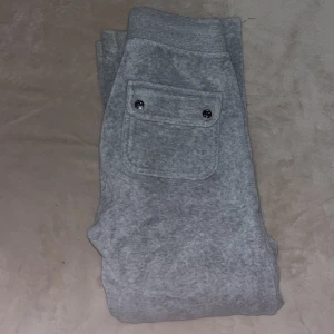 Juciy byxor  - Ett par gråa juciy byxor i storlek XXS dessa byxkor är tvättade. Orginal priset på byxorna är 1100kr💕