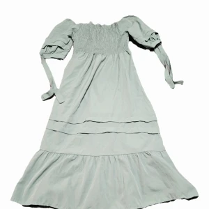 Vacker klänning i grön färg - Den passar till storlekar som har 36 och 38