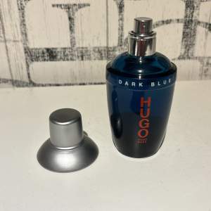 Denna Hugo Boss parfym är inprincip helt oanvänd. Det är en herr parfym som innehåller 75 ml. Boxen följer med. 