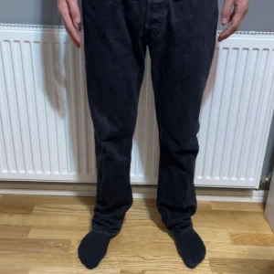 Levis 501 - Jag säljer nu mina Levis 501or. Byxorna är i fint skick. Storlek är W 31 L 32. Modellen är 180cm lång. Köpte dem på Levis hemsida för 1100. Säljer dem billigare pågrund utav de gråa sträcken. Skriv om du har frågor eller är intresserad av  att köpa. 