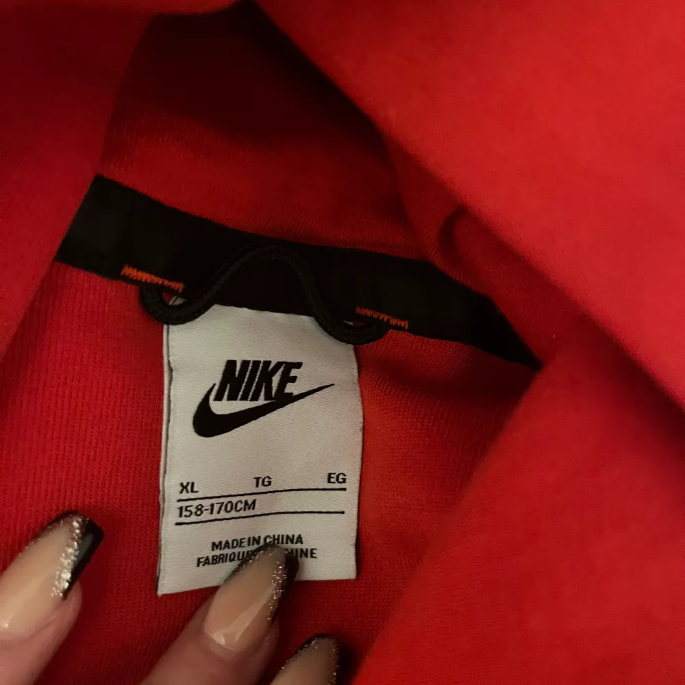 Nike tech flecce i röd som är i jätte bra skick använd två g och har it kommit t använing sen dess! För flera bilder kom privat!. Hoodies.