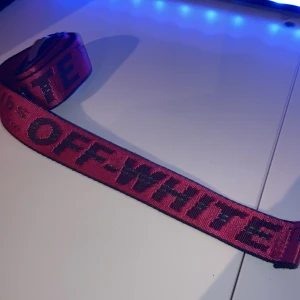 Off white bälte - Fake off white bälte ( rött). Inga skador som syns, använd ganska mycket.  Cirka 1,20 meter långt 