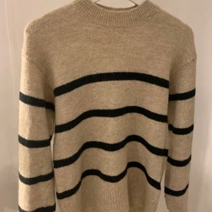 Randig tröja - (Lånad bild) Randig stickad tröja från h&m i xs☺️