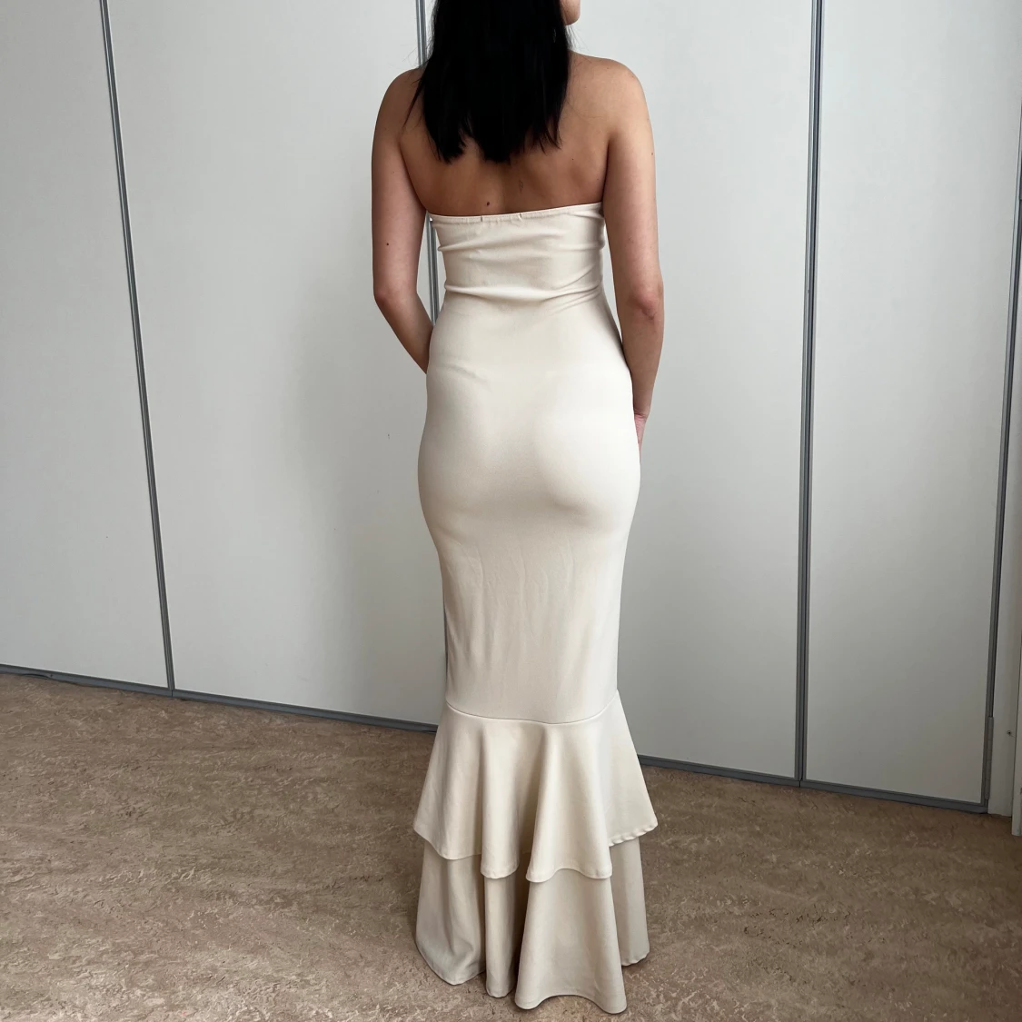 Offshoulder balklänning med volang  - 90