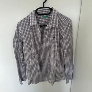 Skjorta - Hej Jag säljer min skjorta på grund av att jag inte använder den 