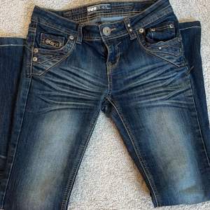 Supernsygga y2k jeans som inte kommer till användning längre. Storlek XS och de är bootcut