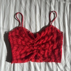 topp - röd spets topp, inga defekter🌸