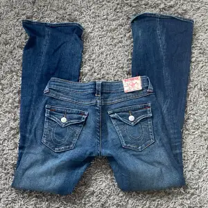 Säljer dessa fina true religion jeans som tyvärr är för stora för mig, midjemåttet är 41 cm rakt över och innerbenslängden är 83 cm!!💕💕Skriv för flera frågor🩷🩷