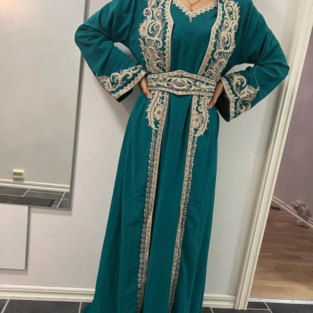 En otroligt vacker marockansk klänning (kaftan) som endast använts vid ett tillfälle och har inga skador eller liknande. Hör gärna av dig vid intresse. (Den är skrynklig på bilden men går förmodligen att stryka). Klänningar.