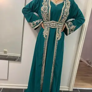 En otroligt vacker marockansk klänning (kaftan) som endast använts vid ett tillfälle och har inga skador eller liknande. Hör gärna av dig vid intresse. (Den är skrynklig på bilden men går förmodligen att stryka)