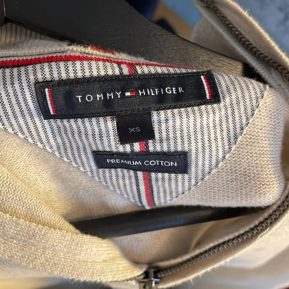 Näst intill oanvänd halfzip från hilfiger. Sitter lite tajt på mig i min åsikt men det är ju såklart efter preferens. Jag är ca 175 så längdmässigt är det perfekt. Skriv vid intresse. Hoodies.