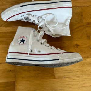 Vita converse - Endast använda vid ett tillfälle. Mycket bra skick.