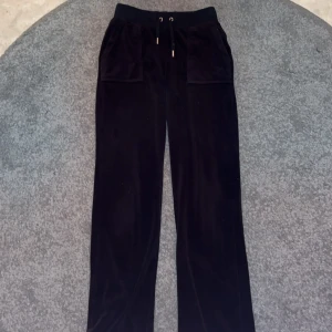 Juicy couture byxor - Säljer mina juicy couture byxor då de inte kommer till användning, nypris 1200kr💕 Fint skick!