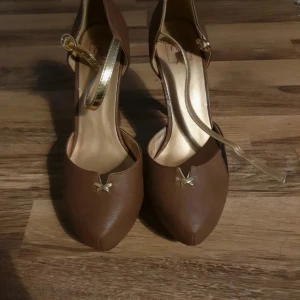 Fina bruna pumps - Ett litet skav på ena skon, inget som syns när dom är på, men därav priset, väldigt bekväma och andvända endast 2 gånger ca 10cm klack