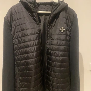 Svart J Lindeberg Cardigan  - Säljer en snygg svart J Lindeberg Cardigan. Storleken är igentligen L men passar verkligen M. Mycket bra skick och skriv gärna vid minsta fundering  